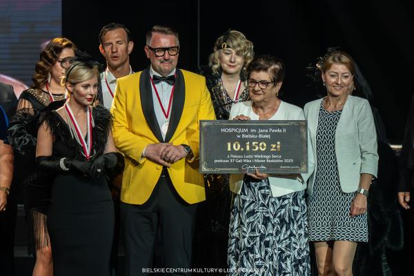 Na zdjęciu prezydent Jarosław Klimaszewski i Grażyna Chorąży oraz modelki i modele Pokazu Mody Ludzi Wielkiego Serca